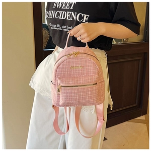 Détail du mini sac à dos en tweed rose avec texture classique et poche zippée dorée
