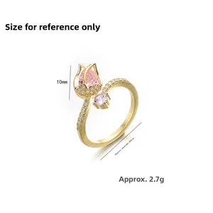 Vue détaillée de la bague tulipe avec zircon rose et dimensions florales plaquées or