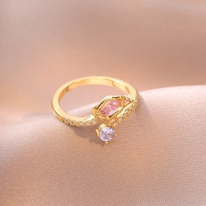 Bague ouverte tulipe dorée avec zircon rose marquise et pierre violette sur soie