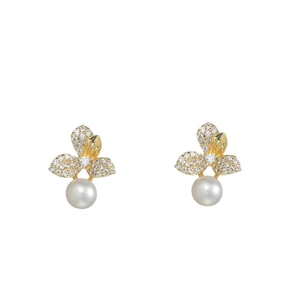 Elegant gold clover earrings with sparkling pavé zircons and white freshwater pearls