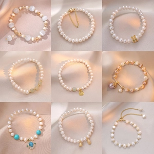 Set aus neun Süßwasserperlen-Armbändern mit Vintage-Design und goldenen Anhängern für Damen