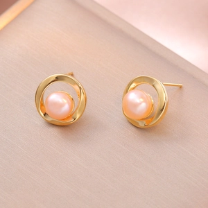 Élégantes boucles d'oreilles fleur dorées avec perles d'eau douce roses sur support