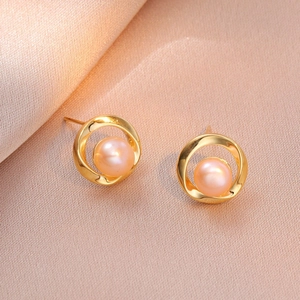 Boucles d'oreilles rondes dorées avec perles d'eau douce roses sur soie rose doux