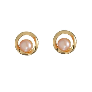 Boucles d'oreilles torsadées dorées vintage avec perles d'eau douce roses sur fond blanc