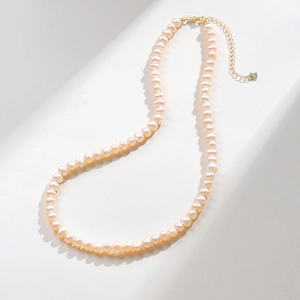 Detail of pink freshwater pearl necklace with gold S925 silver heart clasp