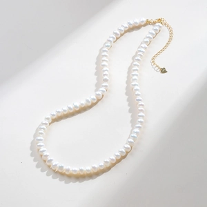 Detail of natural freshwater pearl necklace featuring gold-plated S925 silver heart clasp