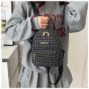 Vue détaillée du mini sac à dos en tweed noir et blanc avec motif pied-de-poule femme