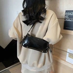 Borsa baguette retrò in vernice nera con borchie argentate e tracolla alla moda