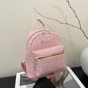 Sac à dos rose en tweed pour femmes avec logo doré et design multi-zips élégant