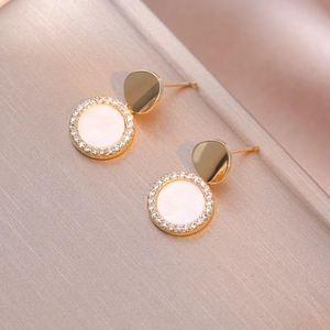 Boucles d'oreilles rondes en nacre avec halo de zircons et finition dorée pour femme