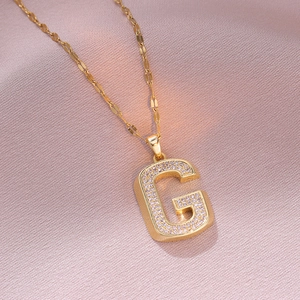 Collana minimalista in oro 18K con pendente lettera G e zirconi incastonati su seta rosa