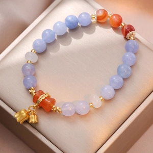 Elegante bracciale con perline di mughetto con dettagli dorati e gemme colorate