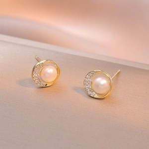 Elegant gold earrings with freshwater pearls and sparkling zircon pavé in a round frame