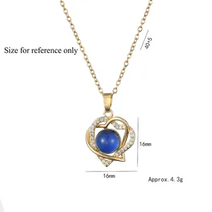 Collier cœur doré avec zircon bleu changeant de couleur et cadre serti de cristaux
