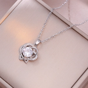 Collier cœur élégant avec pierres en zircone scintillantes sur une boîte à bijoux