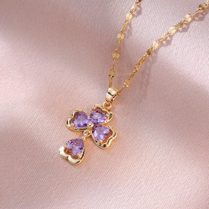 Elegante collana in acciaio al titanio oro con ciondolo a trifoglio in zircone viola