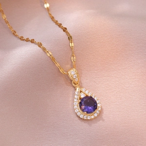 Elegante collana in titanio dorato con ciondolo a goccia in zircone viola sulla seta