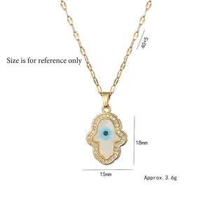 Collier Main de Fatma dorée avec œil bleu en zircon sur fond blanc pur