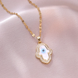 Collier Main de Fatma dorée avec œil protecteur et zircons sur soie rose doux