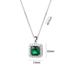 Collier avec pendentif carré en zircon vert émeraude et chaîne ajustable de 40+5 cm en acier