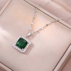 Élégant Collier Pendentif Vintage en Zircone Carré Vert Émeraude Bijoux Géométriques en Acier Titane Argent Pour Femmes Quotidien