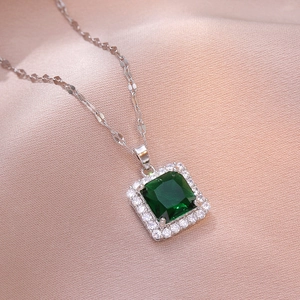 Collier élégant avec pendentif en zircon vert émeraude sur fond de soie rose