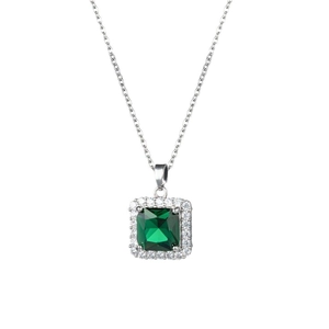 Collana elegante con zircone verde taglio smeraldo e halo di diamanti in acciaio titanio