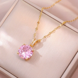Collier avec pendentif géométrique en zircon rose et chaîne dorée pour femme élégante