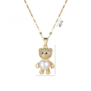 Détail du pendentif ours avec perle blanche et chaîne dorée de 40+5cm de long