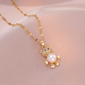 Collier ours doré élégant avec corps en perle blanche et zircons micro-pavés brillants