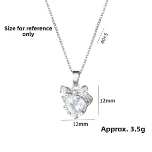Détail du pendentif nœud de 12mm x 12mm serti de zircons cubiques brillants sur chaîne