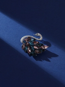 Détail de la broche cygne avec cristaux bleus en marquise et strass scintillants