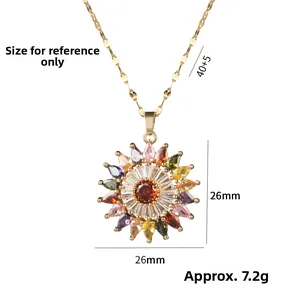 Nahaufnahme des bunten Sonnenblumen-Anhängers mit Zirkonia und goldener Kreuzkette