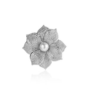 Exquise broche fleur en argent avec perle blanche et pétales en cristaux scintillants