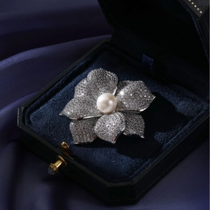 Broche Fleur Perle Eau Douce Forme Florale Zircone Cuivre Accessoires Élégants Pour Costume Veste Robe De Mariée