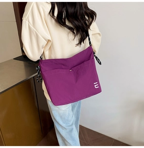 Détail du sac cabas en nylon violet avec bandoulière en corde tressée noire et blanche