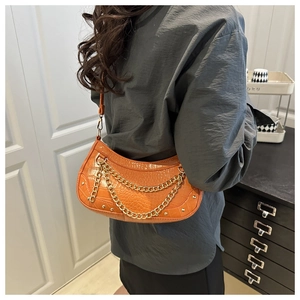 Détails du sac à bandoulière orange motif crocodile avec chaîne dorée et métal chic