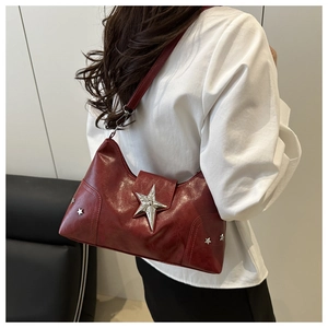 Détail du sac bandoulière rouge foncé en similicuir avec fermoir étoile argentée