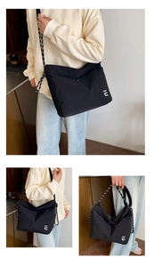Détail du sac en nylon noir avec une bandoulière tissée à pois noirs et blancs chic