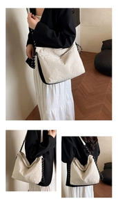 Détail du sac fourre-tout en nylon beige avec bandoulière tissée et broderie logo EU