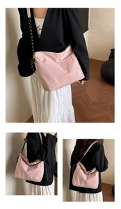Détails du sac bandoulière rose en nylon avec texture plissée et sangle tissée