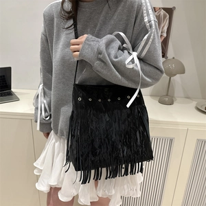 Grand sac bandoulière noir à franges avec œillets métalliques et style bohème chic