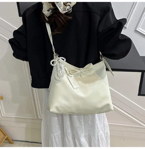 Sac sous le bras blanc crème élégant avec détail de breloque perle et nœud en dentelle