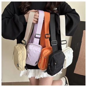 Gruppenfoto bunter Nylon-Brusttaschen in Beige, Lila, Orange, Schwarz und Weiß