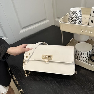 Sac Bandoulière en Cuir PU à Chaîne pour Femmes Sac à Épaule Minimaliste avec Boucle en Métal Sac Sous le Bras Polyvalent