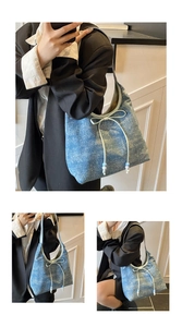 Detail der hellblauen Denim Hobo Bag mit Schleife und blau-weiß verzierten Perlen