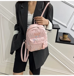 Mini mochila rosa acolchada con lazo de lentejuelas de colores y etiqueta de cuero logo