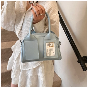 Détail du sac Boston bleu clair avec fente pour carte d'identité et motif d'ours mignon