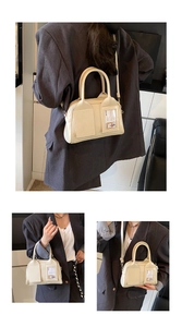 Détail de trois vues du sac Boston crème en cuir avec fente pour carte et sangle