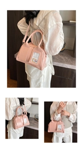 Vues détaillées du sac Boston rose montrant les poignées, la bandoulière et les poches